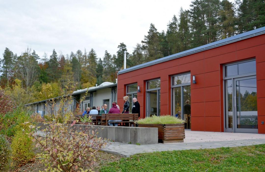 Außenbereich der Werkstatt am Wald